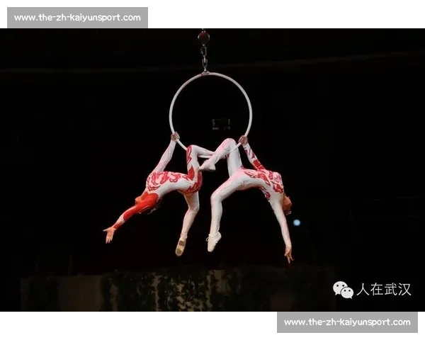 千万粉杂技夫妻暂别：16 年顶人绝技背后的颈椎危机